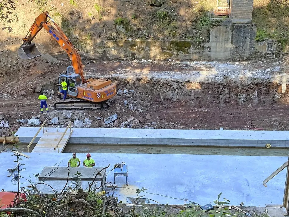 Obras que ejecuta la Confederaci&oacute;n Hidrogr&aacute;fica del Cant&aacute;brico para mejorar la estaci&oacute;n de aforo del r&iacute;o Pas en Puente Viesgo. / alerta