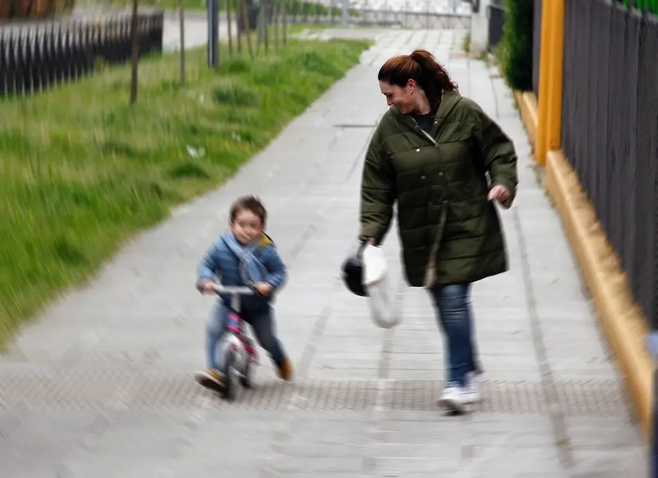 Una madre disfruta de la ma&ntilde;ana con su hijo, ante unos d&iacute;as del inicio escolar. / J.R.