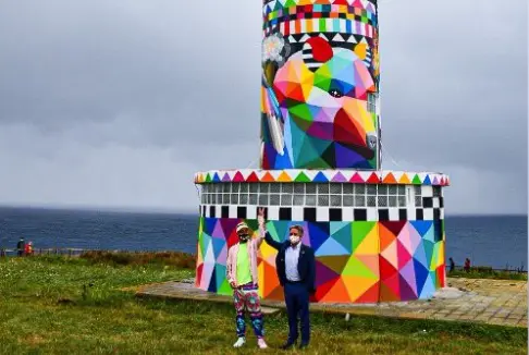 El presidente de Cantabria y el artista Okuda en la inauguraci&oacute;n del Faro de Ajo. / @RevillaMiguelA