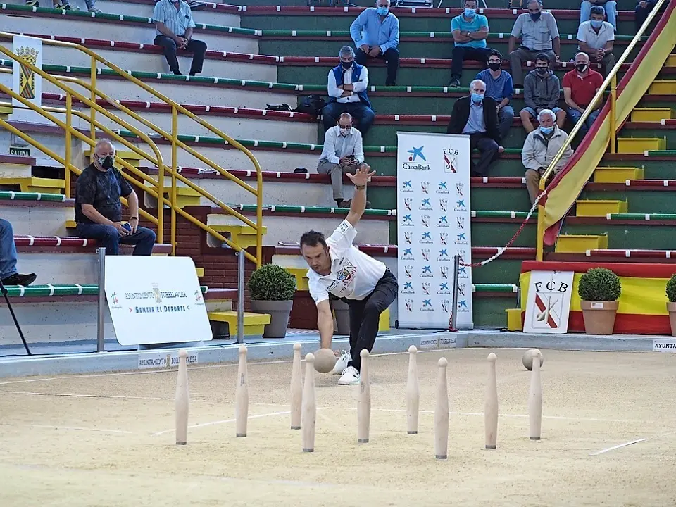 &Oacute;scar Gonz&aacute;lez birlando ayer en la Severino Prieto de Torrelavega. / Juan