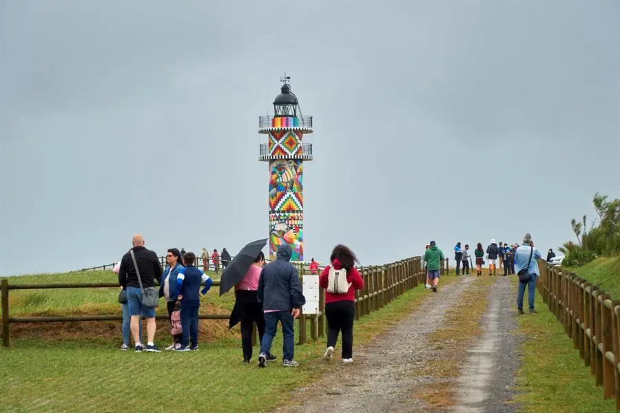 Decenas de personas acuden a la inauguraci&oacute;n del Faro de Ajo, redecorado por el artista c&aacute;ntabro Okuda, en la localidad c&aacute;ntabra. / Rom&aacute;n G. Aguilera