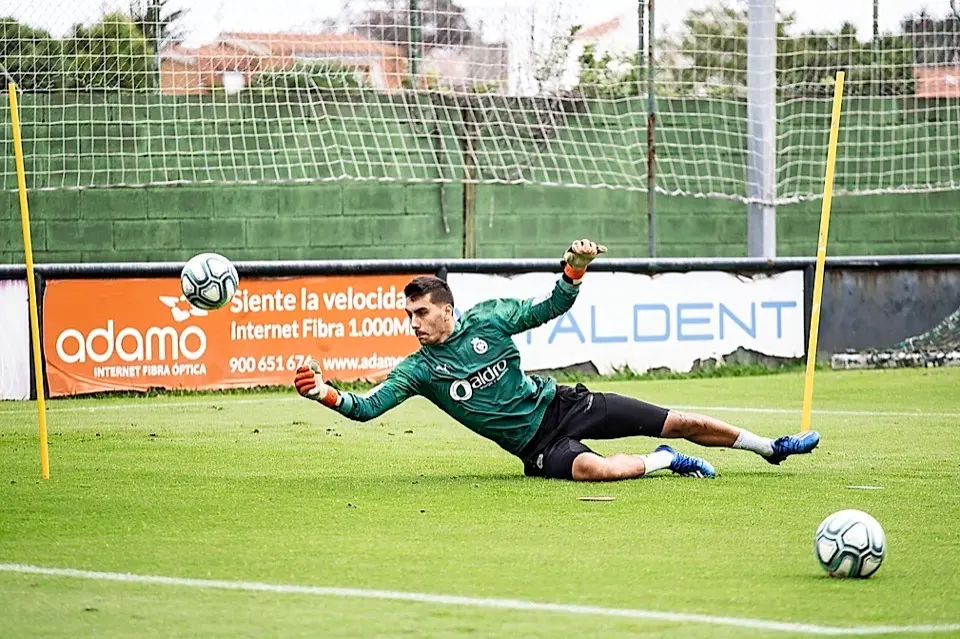 Lucas D&iacute;az, entrenando en las instalaciones Nando Yosu. / alerta