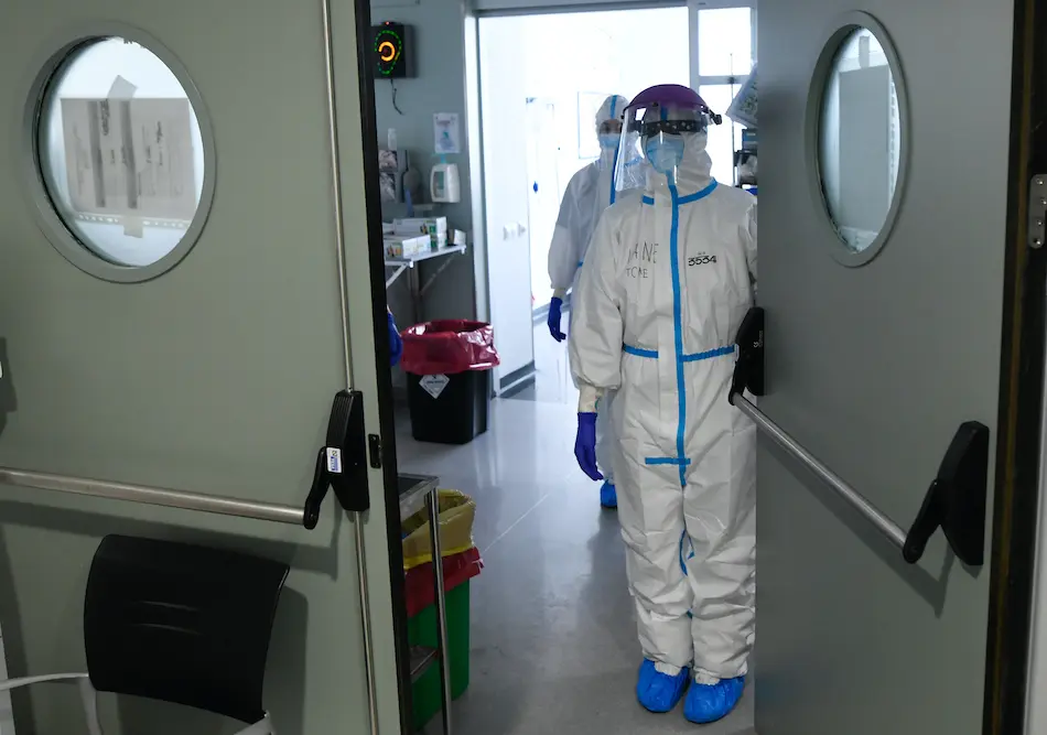 Una sanitario abre la puerta en la zona UCI del Hospital Marqu&eacute;s de Valdecilla. / HARDY