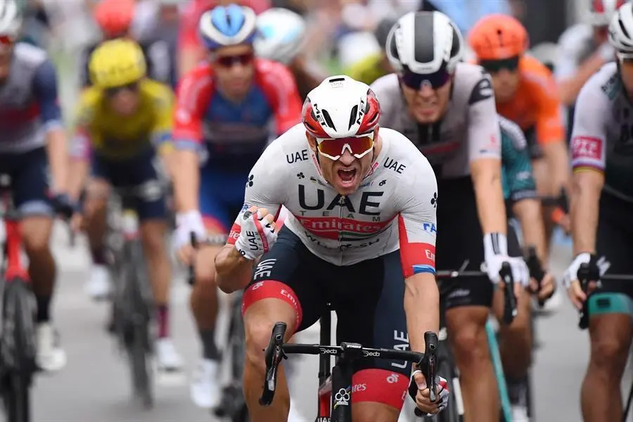 El piloto noruego Alexander Kristoff (C) del UAE-Team Emirates celebra mientras cruza la l&iacute;nea de meta para ganar la primera etapa del Tour de Francia en 156 km en Niza, Francia, el 29 de agosto de 2020. (Ciclismo, Francia, Niza) EFE / EPA / Stuart Franklin / Piscina