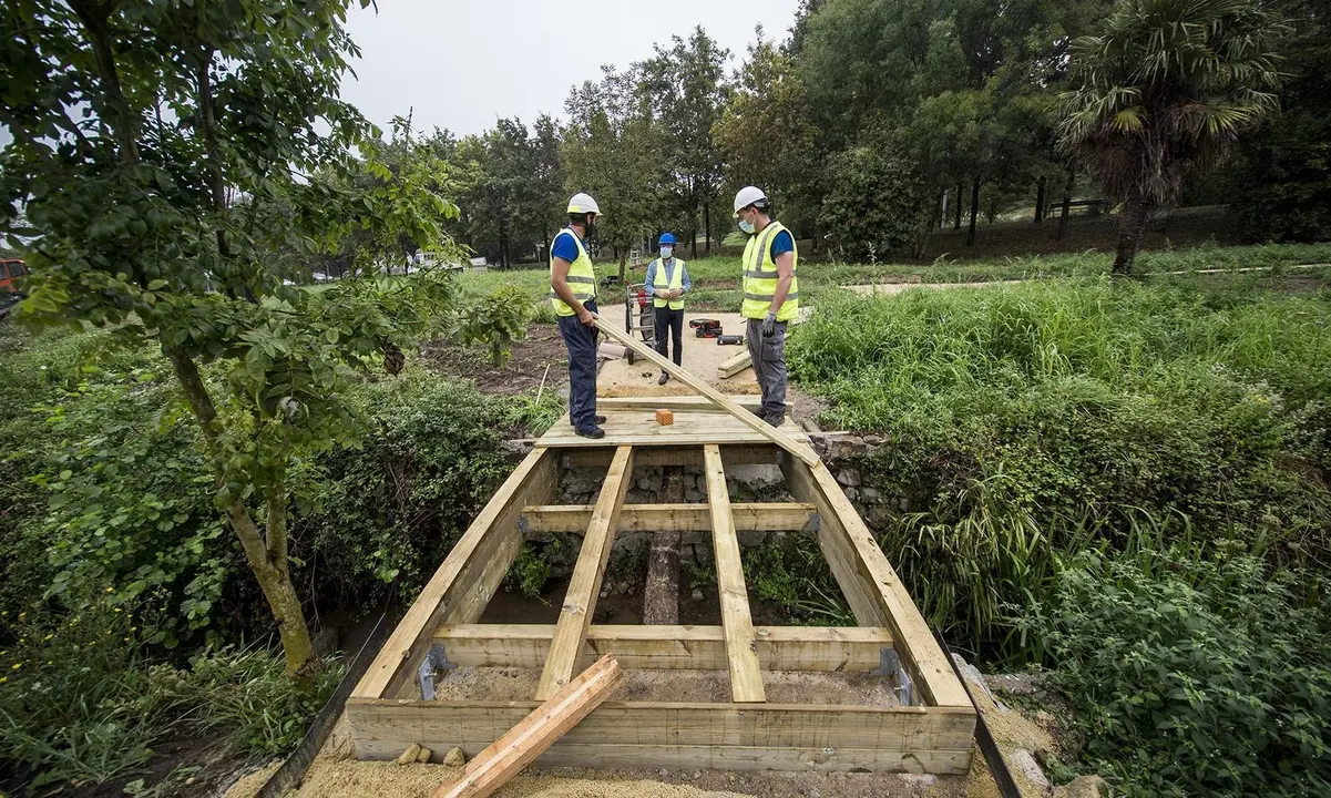 Instalaci&oacute;n de la pasarela sobre el arroyo Indiana