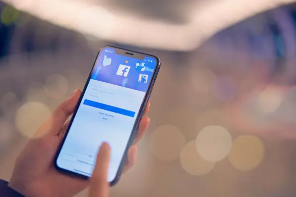 Movil con redes sociales.