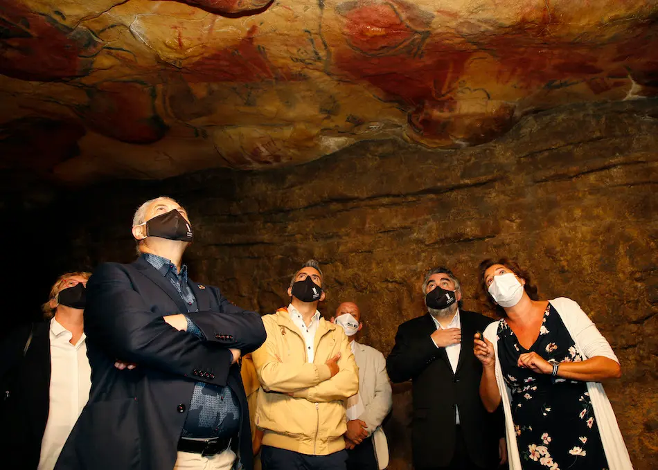 El vicepresidente y consejero de Universidades, Igualdad, Cultura y Deporte, Pablo Zuloaga, y el ministro de Cultura y Deporte, Jos&eacute; Manuel Rodr&iacute;guez Uribes, visitan el Museo y la neocueva. / ALERTA