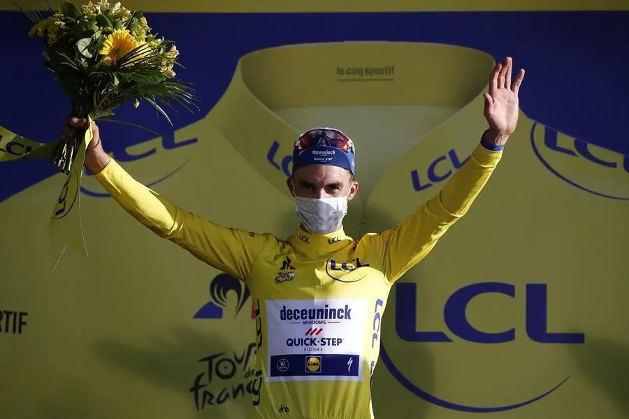 El ciclista franc&eacute;s Julian Alaphilippe del equipo Deceuninck Quick-Step celebra en el podio vistiendo el maillot amarillo de l&iacute;der general despu&eacute;s de ganar la segunda etapa de la 107a edici&oacute;n de la carrera ciclista del Tour de Francia en 186 km alrededor de Niza, Francia, 30 de agosto de 2020 (Ciclismo). , Francia, Niza) EFE / EPA / Sebastien Nogier / Pool
