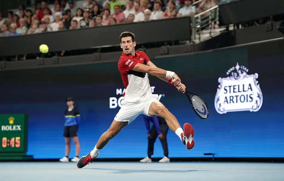 El tenista serbio Novak Djokovic en acci&oacute;n contra Kevin Anderson de Sud&aacute;frica durante el segundo d&iacute;a del partido de tenis individual del Grupo A de la Copa ATP 2020 en Pat Rafter Arena. Foto: Dave Hunt / AAP / dpa
