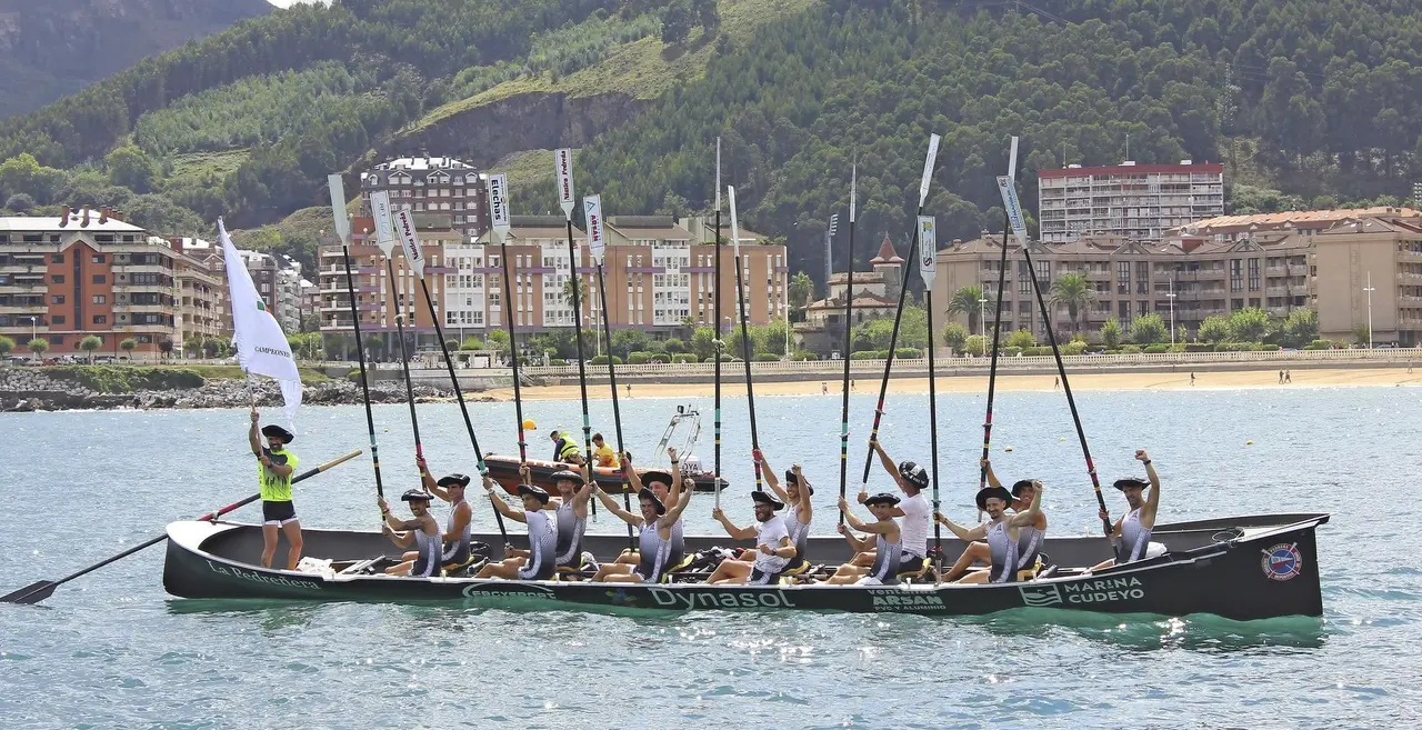 Los remeros de Pedre&ntilde;a celebran su proclamaci&oacute;n como campeones de la liga ARC 1 ayer en aguas de Castro.