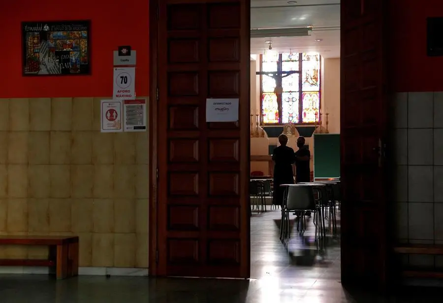 Miguel &Aacute;ngel Mora, director del colegio concertado Pio XII de Val&eacute;ncia, muestra la capilla del centro que ha sido reconvertido en aula de segundo de bachillerato. Colegios e institutos de la Comunitat Valenciana han tenido que adaptar r&aacute;pidamente algunas de sus dependencias, desde gimnasios y capillas hasta laboratorios, salones de actos y pasillos, para que sean aulas y comedores con garant&iacute;as sanitarias en la inminente "vuelta al cole". EFE/Manuel Bruque