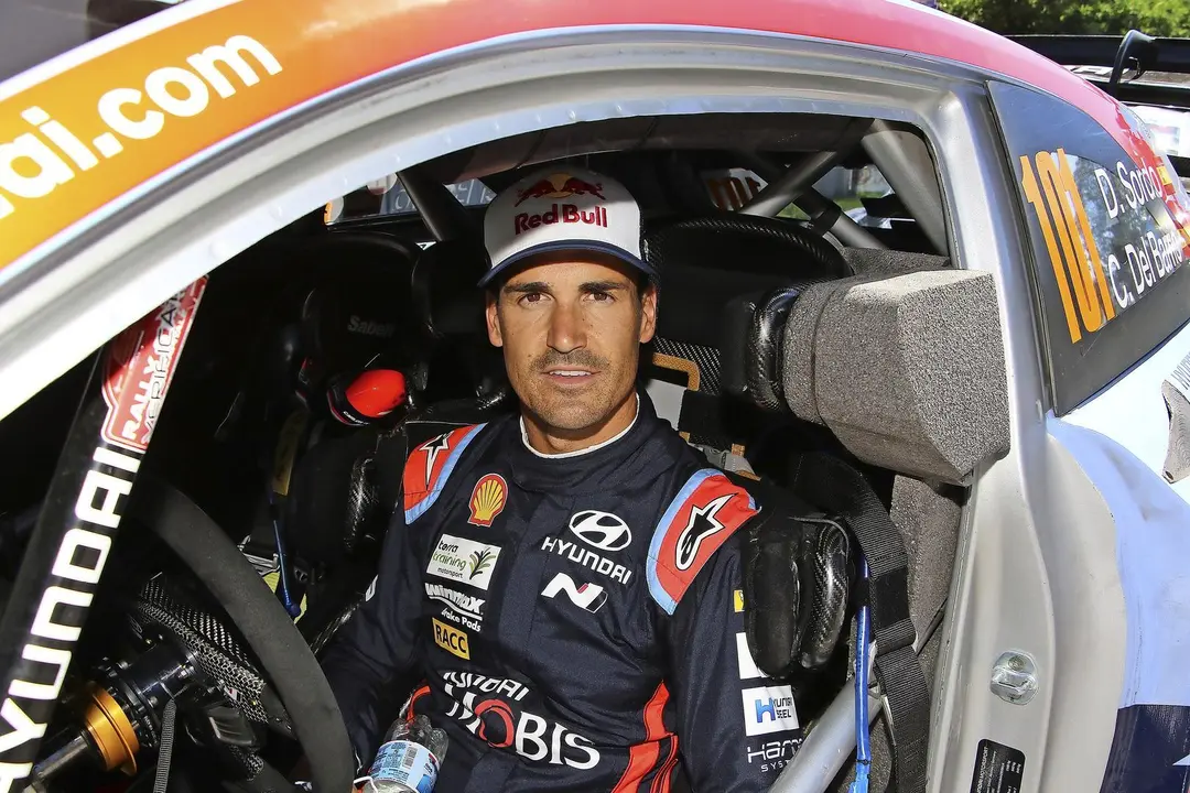 Dani Sordo a bordo de su veh&iacute;culo. / Alerta