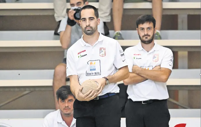 Gabriel Cagigas, concentrado en el tiro, bajo la atenta mirada de Carlos Gandarillas y Manuel Dom&iacute;nguez. / Hardy