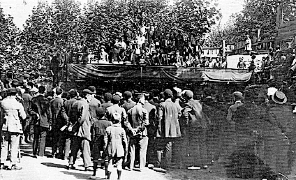 Ceremonia de entrega de premios y trofeos de los primeros campeonatos de la Federaci&oacute;n Bol&iacute;stica Monta&ntilde;esa, celebrados en Torrelavega en 1920.