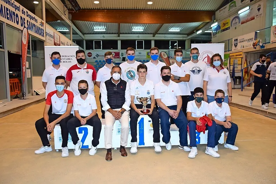 El flamante campe&oacute;n Mario Pell&oacute;n posa con todos los miembros de la organizaci&oacute;n del campeonato. / hoyos