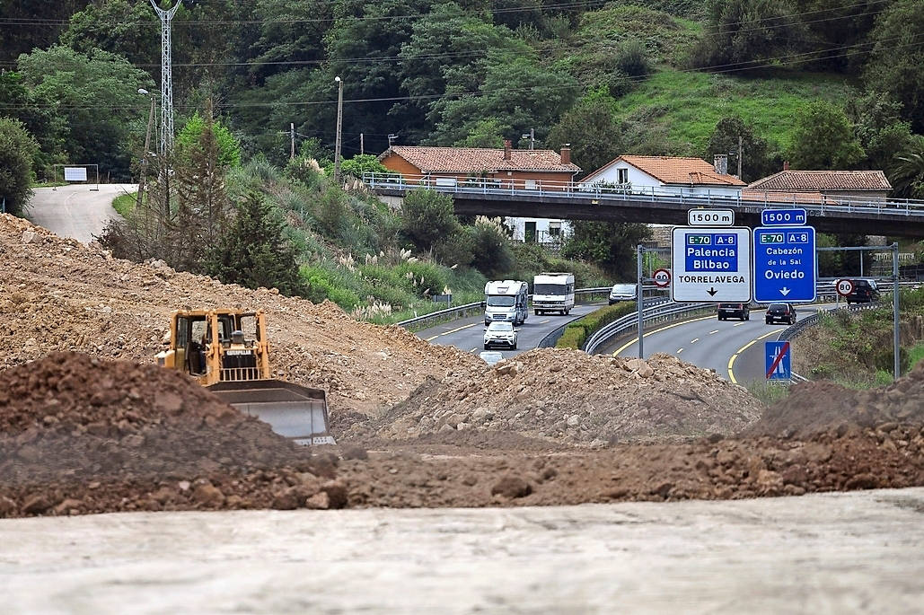 Varias maquinas trabajan en la ampliaci&oacute;n de la A-67 a la altura de la localidad c&aacute;ntabra de Torrelavega.EFE/Pedro Puente Hoyos