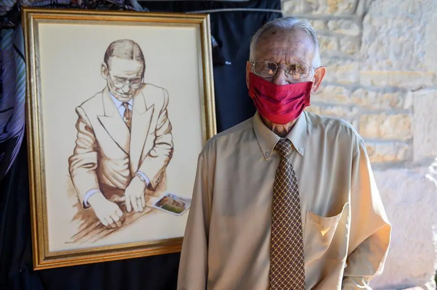 El sastre artesano Neftal&iacute; Herrero Marcos fue durante medio siglo uno de los sastres m&aacute;s reconocidos, legado que ahora se recupera en forma de museo impulsado en su casa familiar para mostrar una profesi&oacute;n artesana ejemplarizada en este salmantino de nacimiento que hizo historia en Cantabria. EFE/ Pedro Puente Hoyos