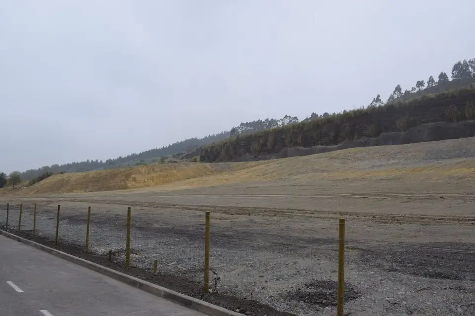 Vista de la esplanada que dej&oacute; la demolici&oacute;n de las 400 viviendas del Alto El Cuco, Pi&eacute;lagos.