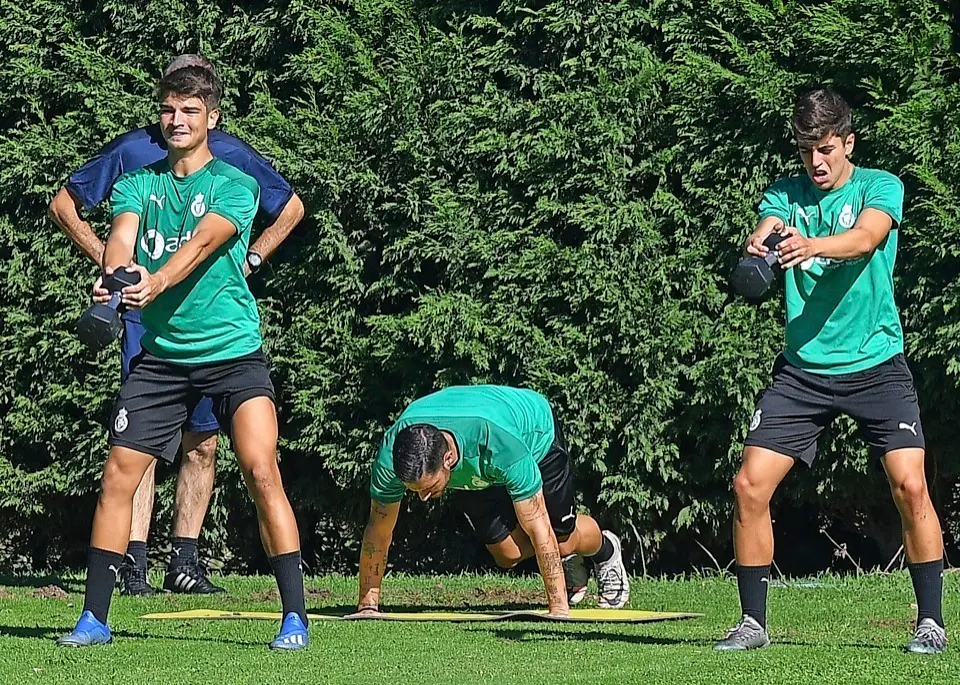 Javi Siverio, I&ntilde;igo Sainz Maza y &Aacute;lvaro Cejudo, durante la dura sesi&oacute;n f&iacute;sica de la ma&ntilde;ana de ayer. / Hardy