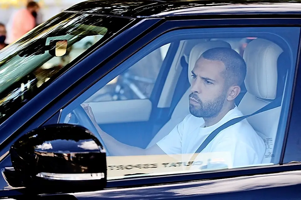 Jordi Alba, con rostro serio, llegando a la Ciudad Deportiva Joan Gamper. Arriba a la izquierda, el nuevo t&eacute;cnico Ronald Koeman, ya dirigi&oacute; ayer el primer entrenamiento del FC Barcelona. / EFE