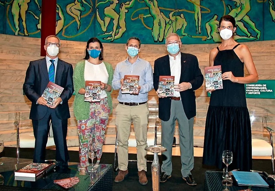 Juan Carlos de la Fuente, presentador del acto, Gema Igual, Mario Iglesias, Juan Antonio Prieto y Ruth Beitia con el libro en sus manos. / Hardy