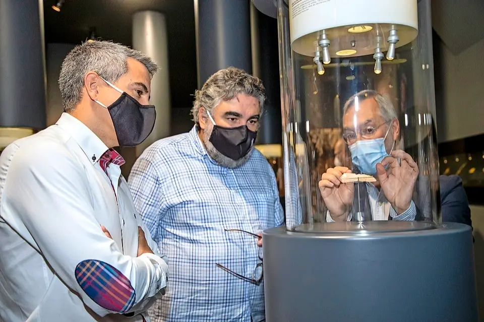 El ministro de Cultura reafirma su compromiso con el Museo de Prehistoria y Arqueolog&iacute;a de Cantabria, un proyecto &laquo;emblem&aacute;tico&raquo; para los fondos europeos. / lara revilla