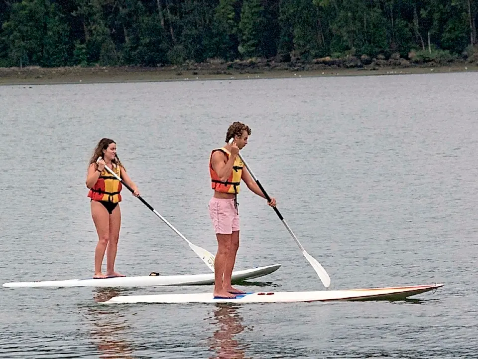 Dos j&oacute;venes disfrutan de una actividad acu&aacute;tica con tablas de paddle surf. / Alberto.G.Iba&ntilde;ez
