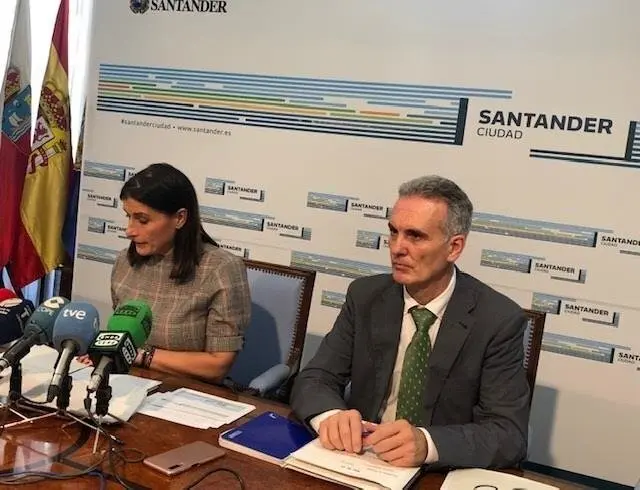 La alcaldesa, Gema Igual y el concejal de Econom&iacute;a y Hacienda, V&iacute;ctor Gonz&aacute;lez-Huergo.