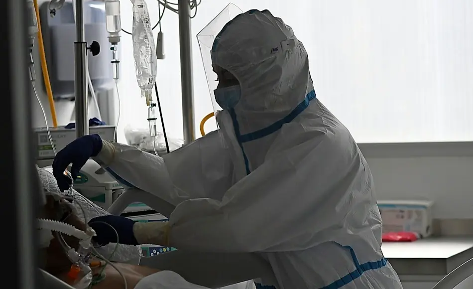 Una sanitario de la UCI atendiendo a un paciente. / CUBERO