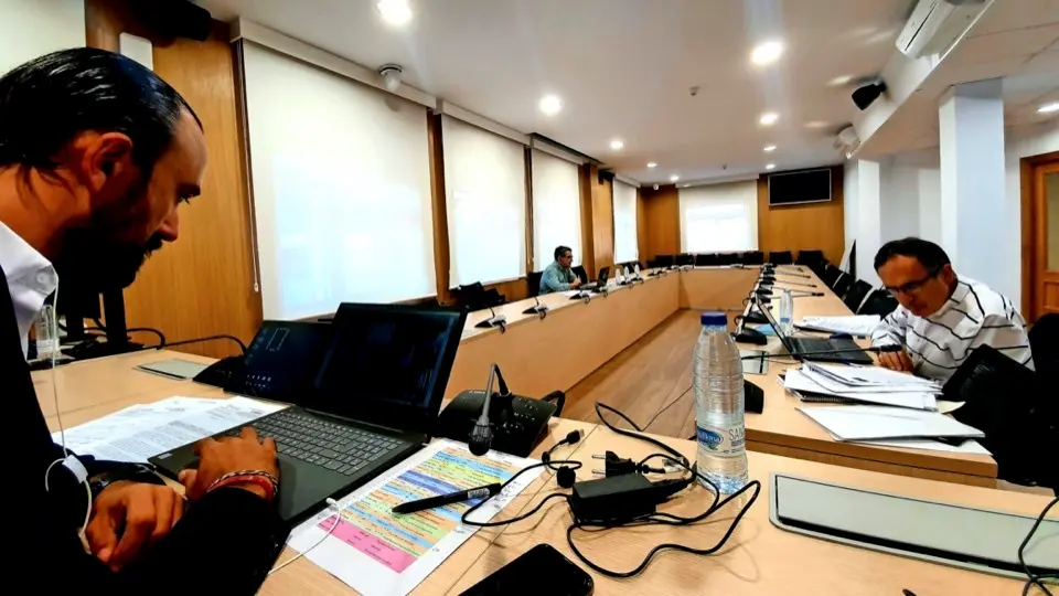 Pleno del Ayuntamiento de Torrelavega tras abandonarlo la oposici&oacute;n. / Alerta