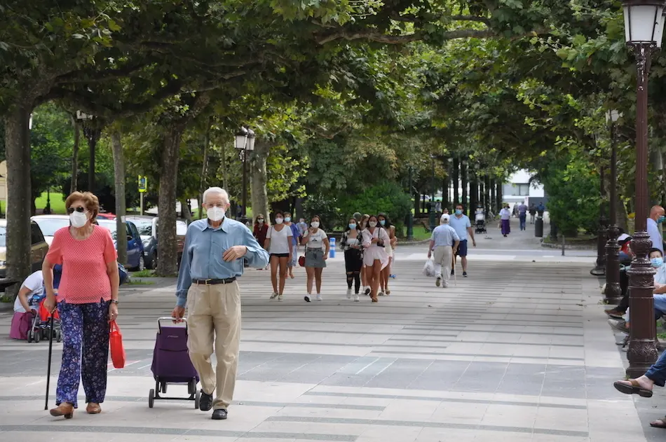 Varias personas caminan por la Avenida de Espa&ntilde;a en Torrelavega. / S.D.