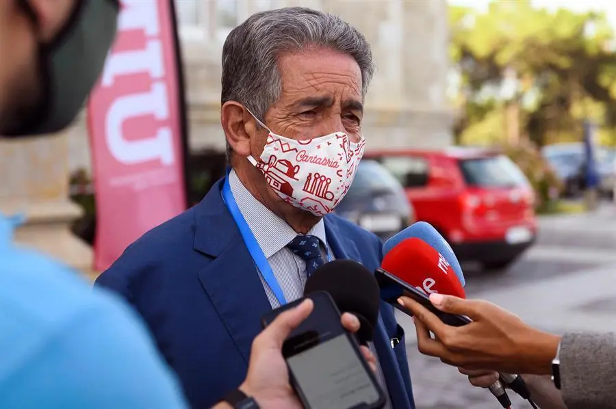 El presidente de Cantabria, Miguel &Aacute;ngel Revilla, realiza declaraciones a los medios en Santander, este mi&eacute;rcoles. Revilla espera que los rastreadores militares lleguen esta semana a Cantabria. EFE/ Pedro Puente Hoyos