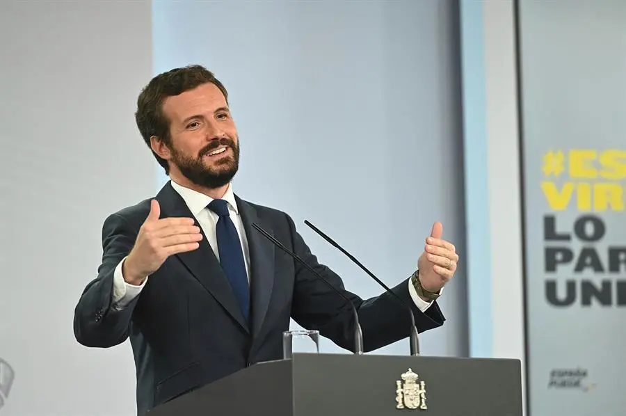 El l&iacute;der del PP, Pablo Casado durante la rueda de prensa tras su encuentro con el presidente del Gobierno, Pedro S&aacute;nchez, en La Moncloa este mi&eacute;rcoles donde ha mantenido una reuni&oacute;n que inicia una ronda de encuentros del presidente del Gobierno con las formaciones pol&iacute;ticas que medir&aacute; su disposici&oacute;n para pactar los presupuestos y otras cuestiones, como la renovaci&oacute;n de los &oacute;rganos constitucionales. EFE/Fernando Villar
