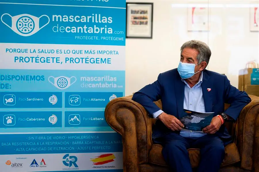 El presidente de Cantabria, Miguel &Aacute;ngel Revilla, durante su visita este jueves a la empresa C&R Tecnolog&iacute;a Cantabria, en Guarnizo. Revilla ha pedido este jueves no crear "una alarma" por la vuelta a "fase 2 estricta" en Santo&ntilde;a, porque no ha descartado que pueda ocurrir en otro municipio, y ha opinado que lo importante es que la situaci&oacute;n en los hospitales "es soportable". EFE/Pedro Puente Hoyos