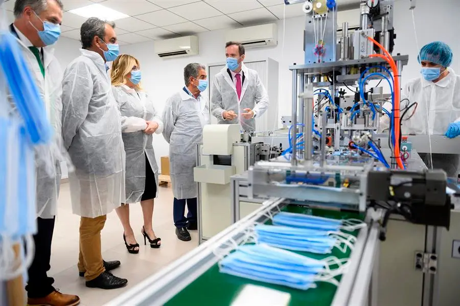 El presidente de Cantabria, Miguel &Aacute;ngel Revilla (4i), durante su visita este jueves a la empresa C&R Tecnolog&iacute;a Cantabria, en Guarnizo. Revilla ha pedido este jueves no crear "una alarma" por la vuelta a "fase 2 estricta" en Santo&ntilde;a, porque no ha descartado que pueda ocurrir en otro municipio, y ha opinado que lo importante es que la situaci&oacute;n en los hospitales "es soportable". EFE/Pedro Puente Hoyos