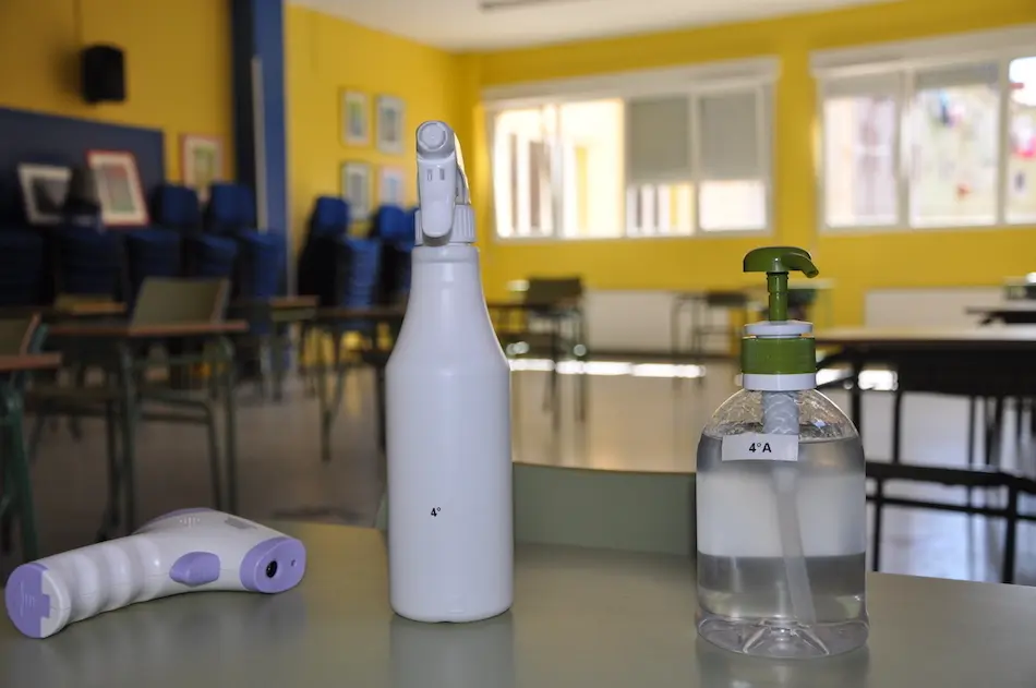 Utensilios sanitarios en un aula en el colegio Jos&eacute; Mar&iacute;a Pereda de Torrelavega. / S.D.