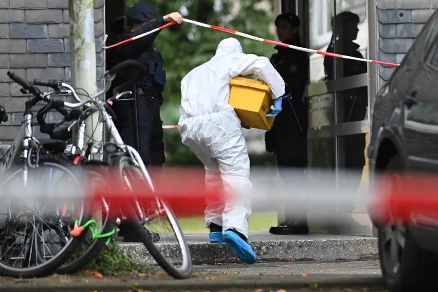 Un forense frente a un edificio de apartamentos en Solingen, Alemania, el 3 de septiembre de 2020. Seg&uacute;n los informes, se encontraron cinco ni&ntilde;os muertos de entre uno y ocho a&ntilde;os en un edificio de apartamentos. A&uacute;n se desconocen los antecedentes. Los investigadores asumen que la madre cometi&oacute; el crimen. (Alemania) EFE / EPA / SASCHA STEINBACH
