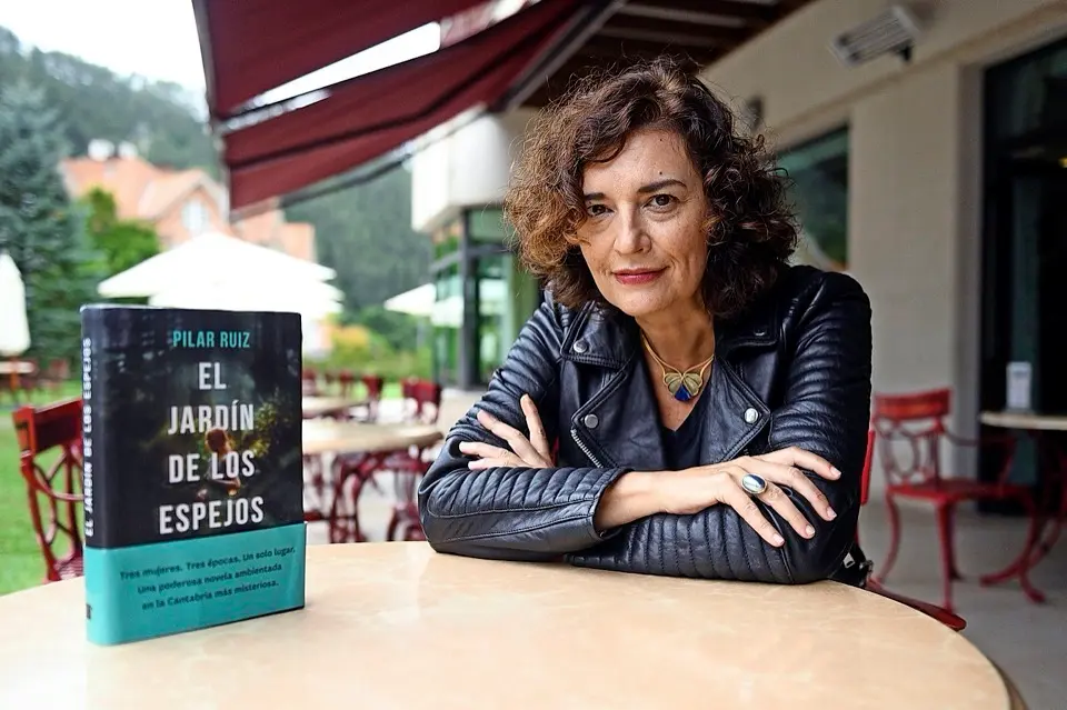 GRAF9249. PUENTE VIESGO (CANTABRIA), 03/09/2020.- La escritora Pilar Ruiz, durante la entrevista con Efe con motivo de la presentaci&oacute;n, este jueves, de su tercera novela, "El jard&iacute;n de los espejos", un relato sobre tres mujeres "creadoras", que pretende reivindicar la parte artistica de las mujeres, "siempre relegada a la esfera dom&eacute;stica, peque&ntilde;a e, incluso, invisible. EFE/Pedro Puente Hoyos