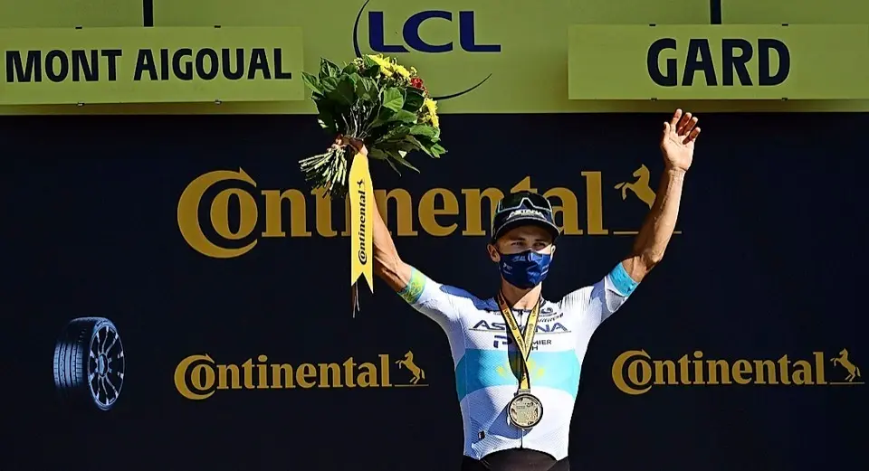 Aleksander Lutsenko (Astana) en el podio. / efe