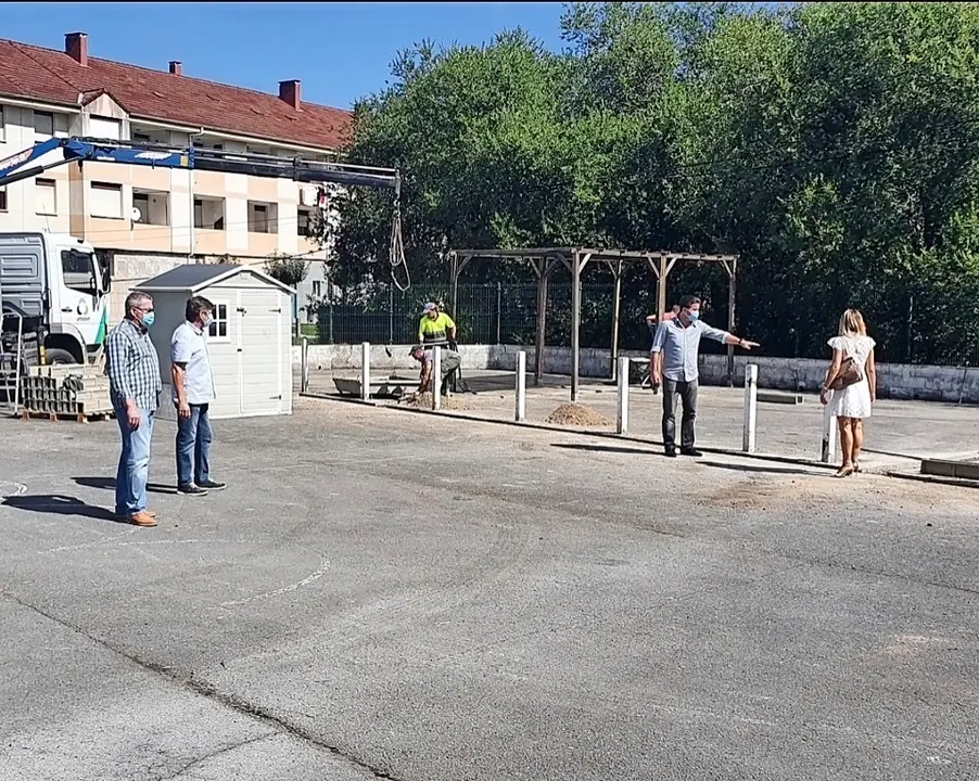 Obras en el patio de las aulas de dos a&ntilde;os en el CEIP Bajo Pas, en Arce. / ALERTA