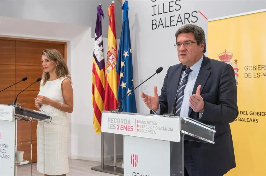 La ministra de Trabajo y Econom&iacute;a Social, Yolanda D&iacute;az (i), el ministro de Inclusi&oacute;n, Seguridad Social y Migraciones, Jos&eacute; Luis Escriv&aacute; (d) durante la rueda de prensa tras participar en la Mesa de la Comisi&oacute;n de Seguimiento Tripartita Laboral la que se debate la prolongaci&oacute;n de los ERTE, entre otros temas, y que se ha celebrado este viernes en Palma de Mallorca. EFE/ Atienza