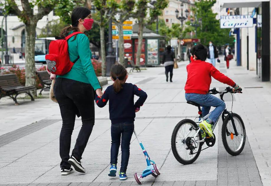 Una familia por el Paseo Pereda de Santander. / J.R.