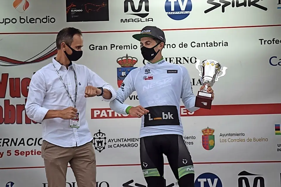 Kevin Su&aacute;rez, primer c&aacute;ntabro en la general, recibe la felicitaci&oacute;n del Concejal de Deportes. / Castillo