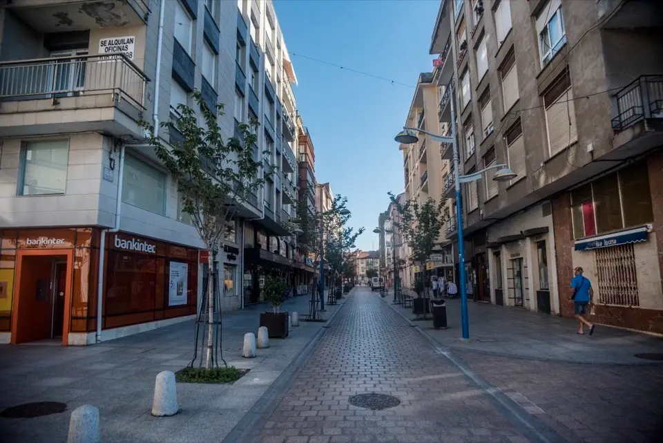 Vista del centro de la localidad de Santo&ntilde;a semivac&iacute;a. / TONO REGUERA