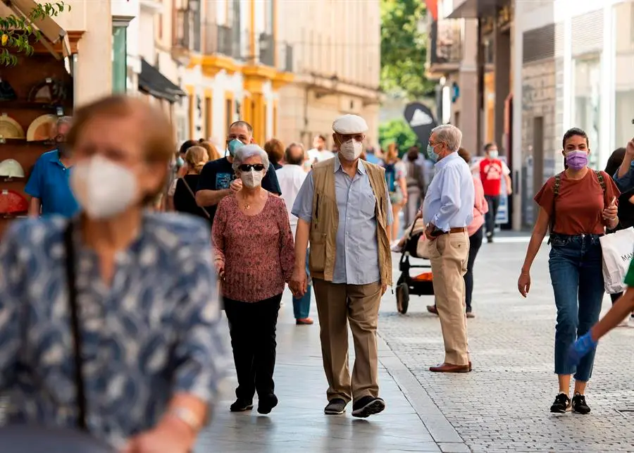 Imagen de viandantes con mascarillas por la calle Tetu&aacute;n de Sevilla. EFE/Ra&uacute;l Caro/Archivo