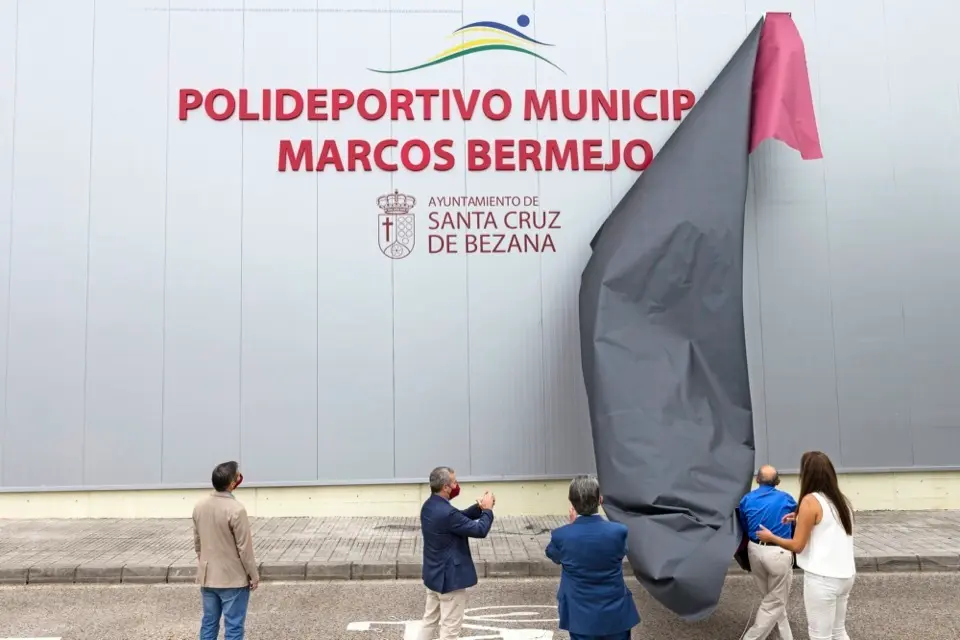 Bezana homenajea al deportista Marcos Bermejo Garc&iacute;a y pone su nombre el pabell&oacute;n polideportivo municipal. / Ra&uacute;l lucio