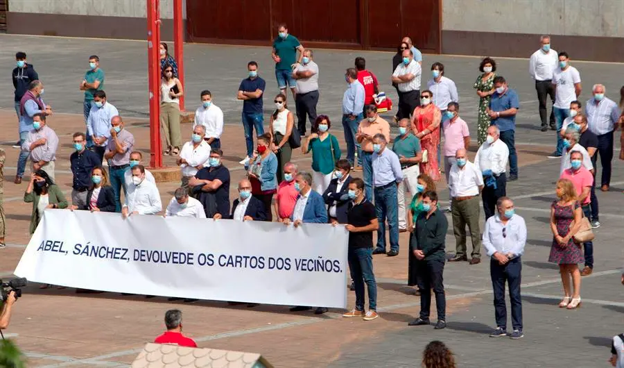 Alcaldes y portavoces del PP se concentran en contra de la decisi&oacute;n del Gobierno de incautar los fondos de los ayuntamientos con la ""connivencia"" del presidente de la Femp y regidor de Vigo, Abel Caballero.EFE/Salvador Sas/Archivo