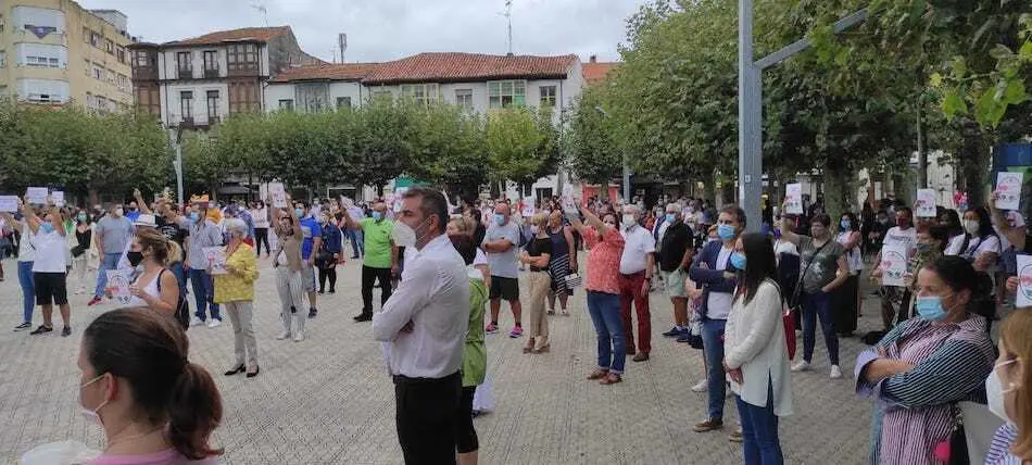 Santo&ntilde;a se concentra en la Plaza de San Antonio contra el inicio del curso escolar. / ALERTA