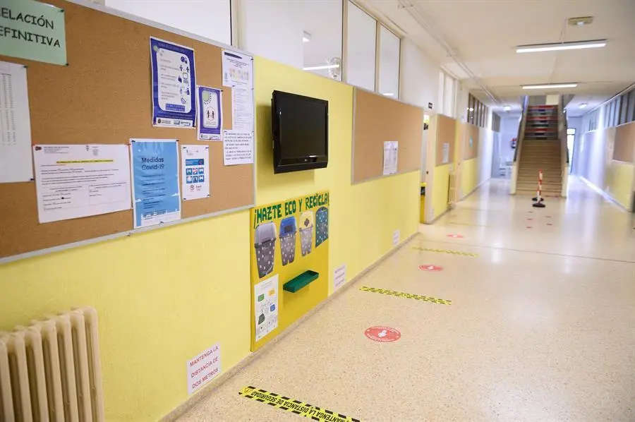 Vista este s&aacute;bado de algunas de las medidas de seguridad que ha implantado el colegio Mar&iacute;a Sanz de Satuola de Santander para la vuelta a las clases el pr&oacute;ximo d&iacute;a 7 de septiembre. EFE/Pedro Puente Hoyos
