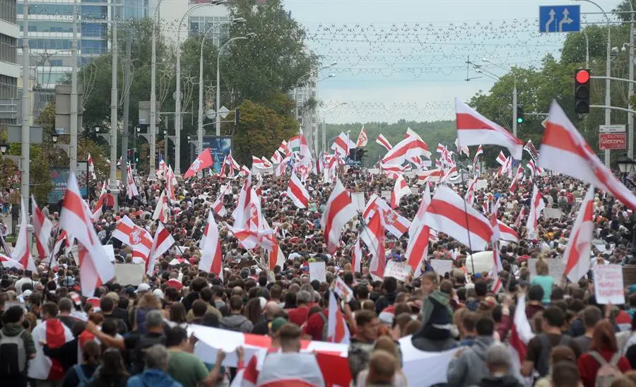 El pueblo de Bielorrusia asiste a una manifestaci&oacute;n de protesta contra los resultados de las elecciones presidenciales, Minsk, Bielorrusia, 6 de septiembre de 2020.EFE/EPA/STRINGER